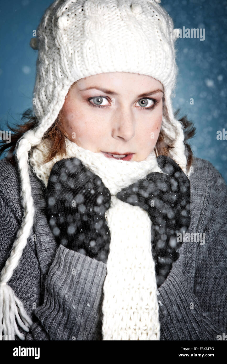 Teen girl woolly hat hi-res stock photography and images - Alamy
