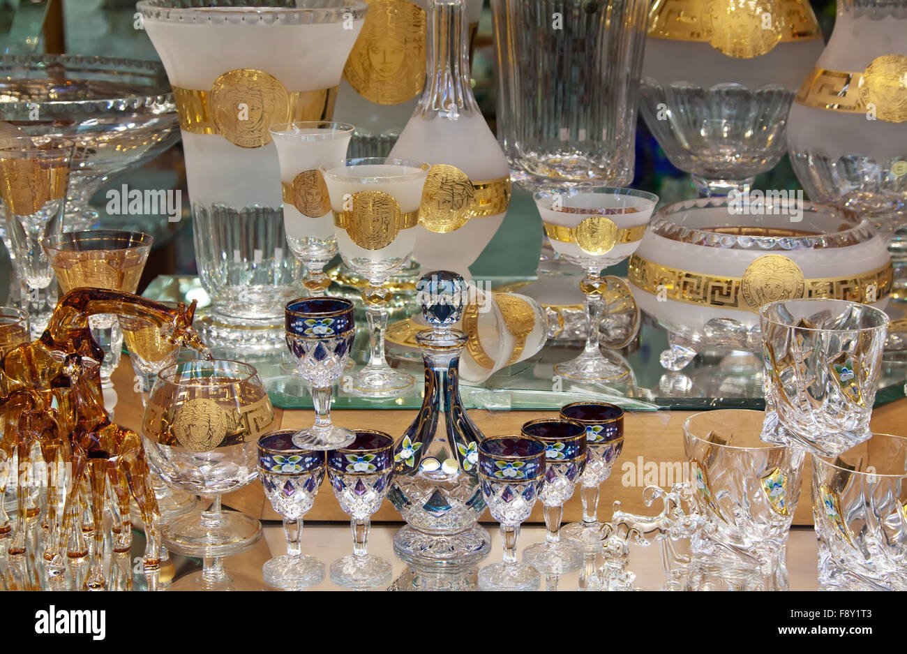 https://c8.alamy.com/comp/F8Y1T3/counter-with-bohemian-crystal-in-store-window-F8Y1T3.jpg