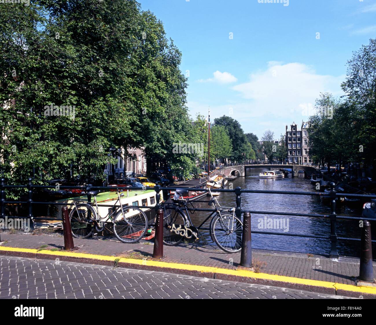 Amsterdam canal cleaning hires stock photography and images Alamy
