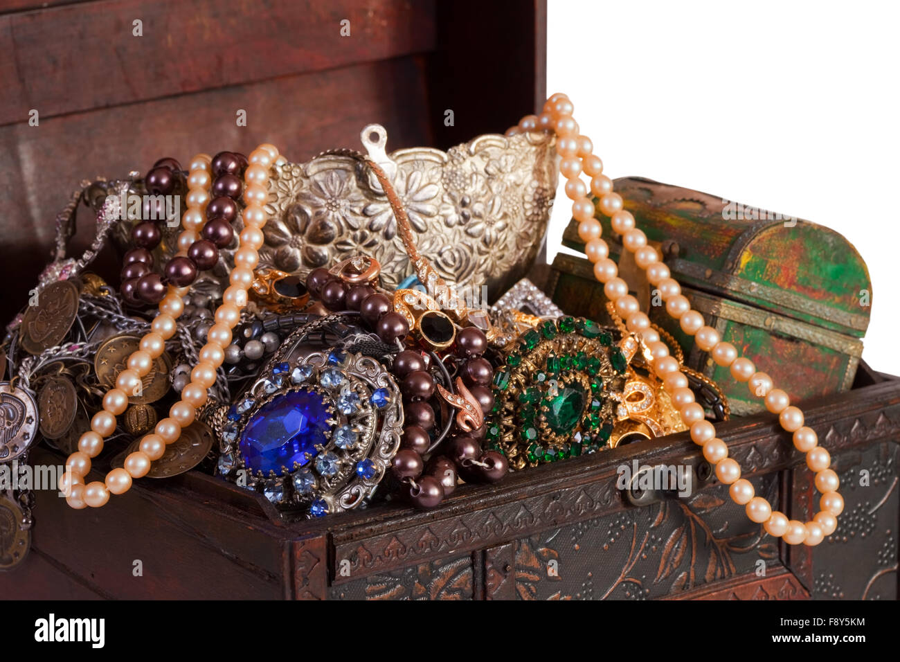 Closeup of full treasure chest with jewellery Stock Photo - Alamy