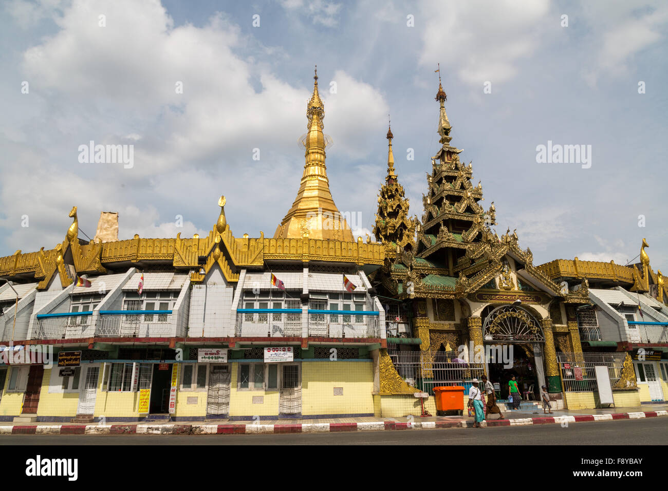 Yangon, Myanmar, 8 Nov 2015. The Sule Paya is right in the middle of a very busy roundabout Stock Photo