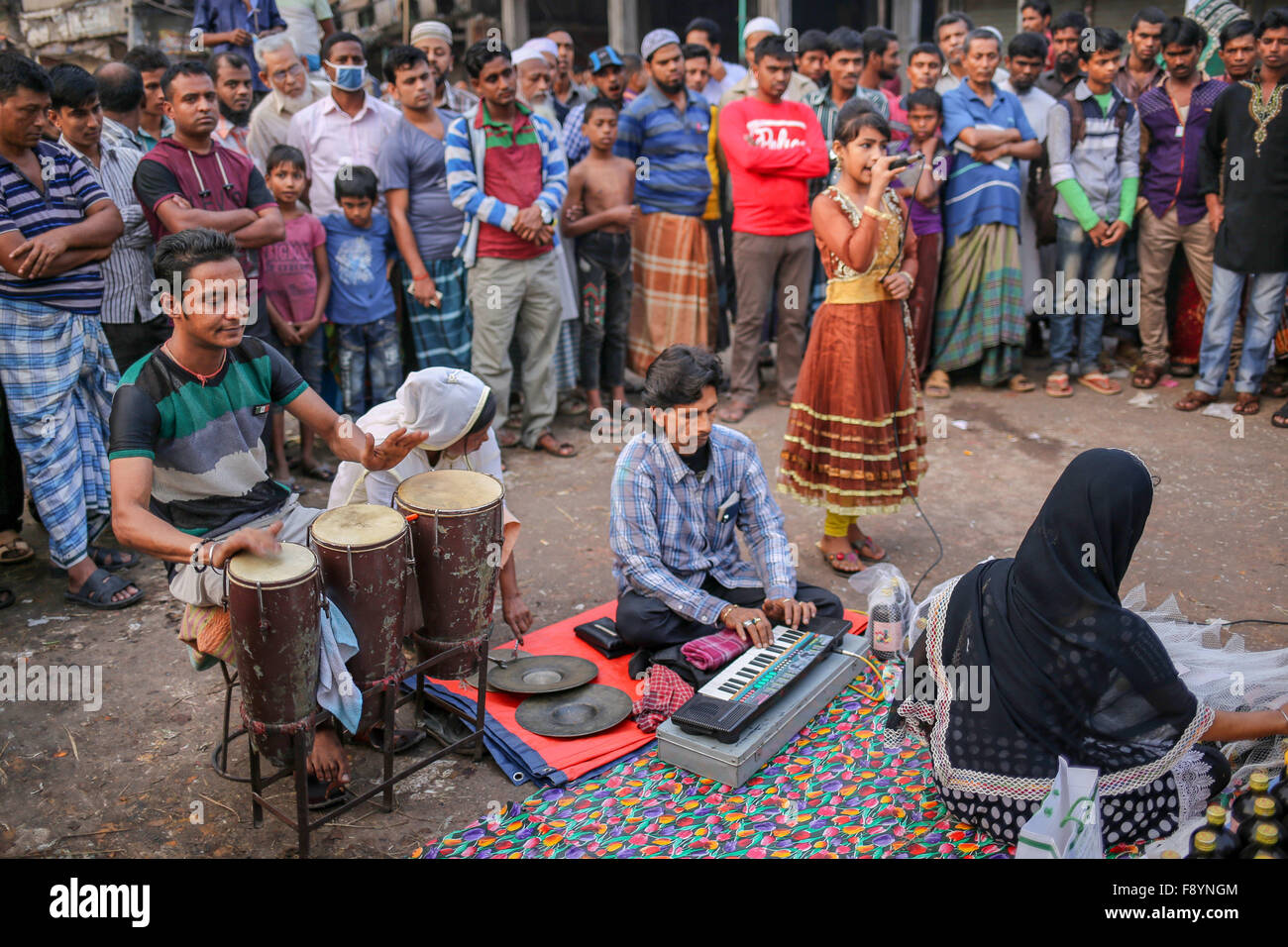Dhaka, Bangladesh. 12th Dec, 2015. Street vendor selling medicine to the poor poeple in Dhaka. To get public attention they arranges open air traditional music. © Mohammad Ponir Hossain/ZUMA Wire/Alamy Live News Stock Photo