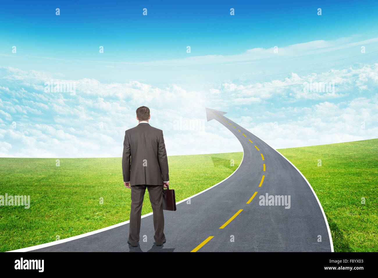 Человек идет по пороге. Человек на развилке дорог. Человек на фоне пейзажа. Одиночество дорога. Человек на распутье.