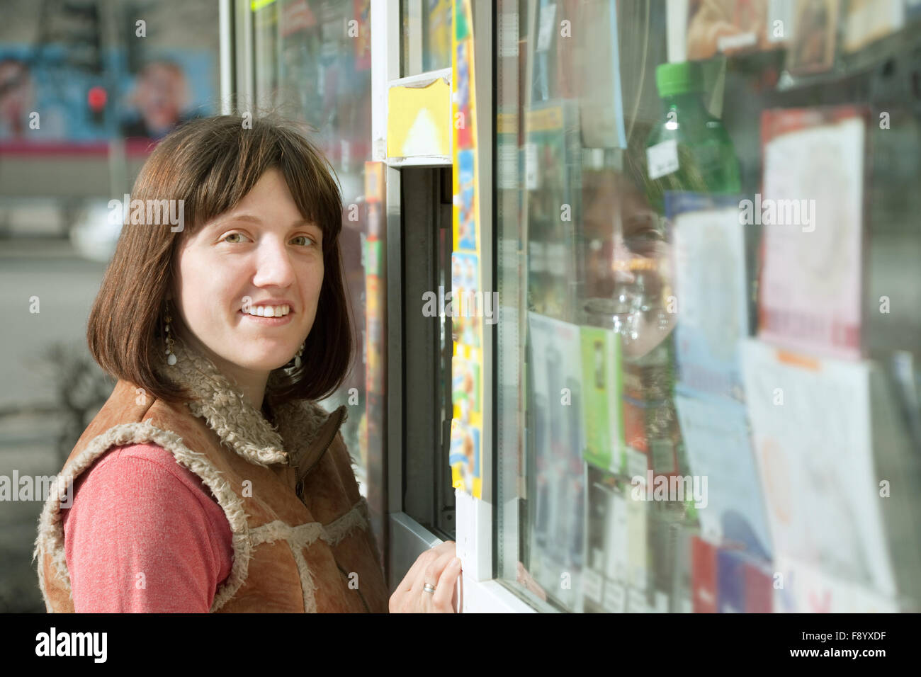 woman buys something at the newsstand Stock Photo
