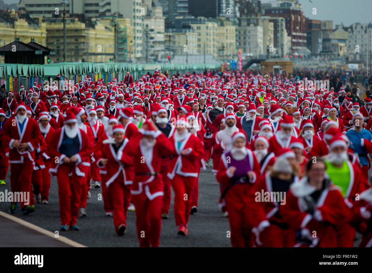 Sea of red santas running along Brighton & Hove seafront, Sussex, UK today at the annual ‘Santa Dash’.  Darren Cool - 0779230872 Stock Photo