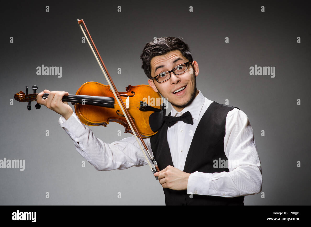 Funny violin player with fiddle Stock Photo Alamy