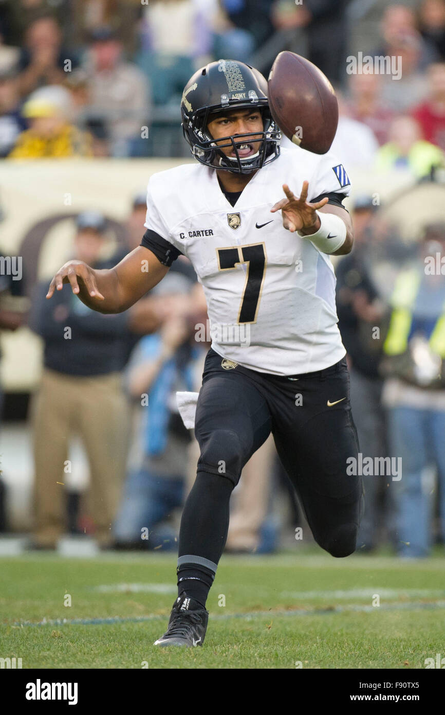 Philadelphia, PA, USA. 12th Dec, 2015. Army Black Knights quarterback Chris Carter (7) pitches the ball during the game between The Army Black Knights and The Navy Midshipmen at Lincoln Financial Field in Philadelphia, PA. Mandatory Credit: Kostas Lymperopoulos/CSM, © csm/Alamy Live News Stock Photo