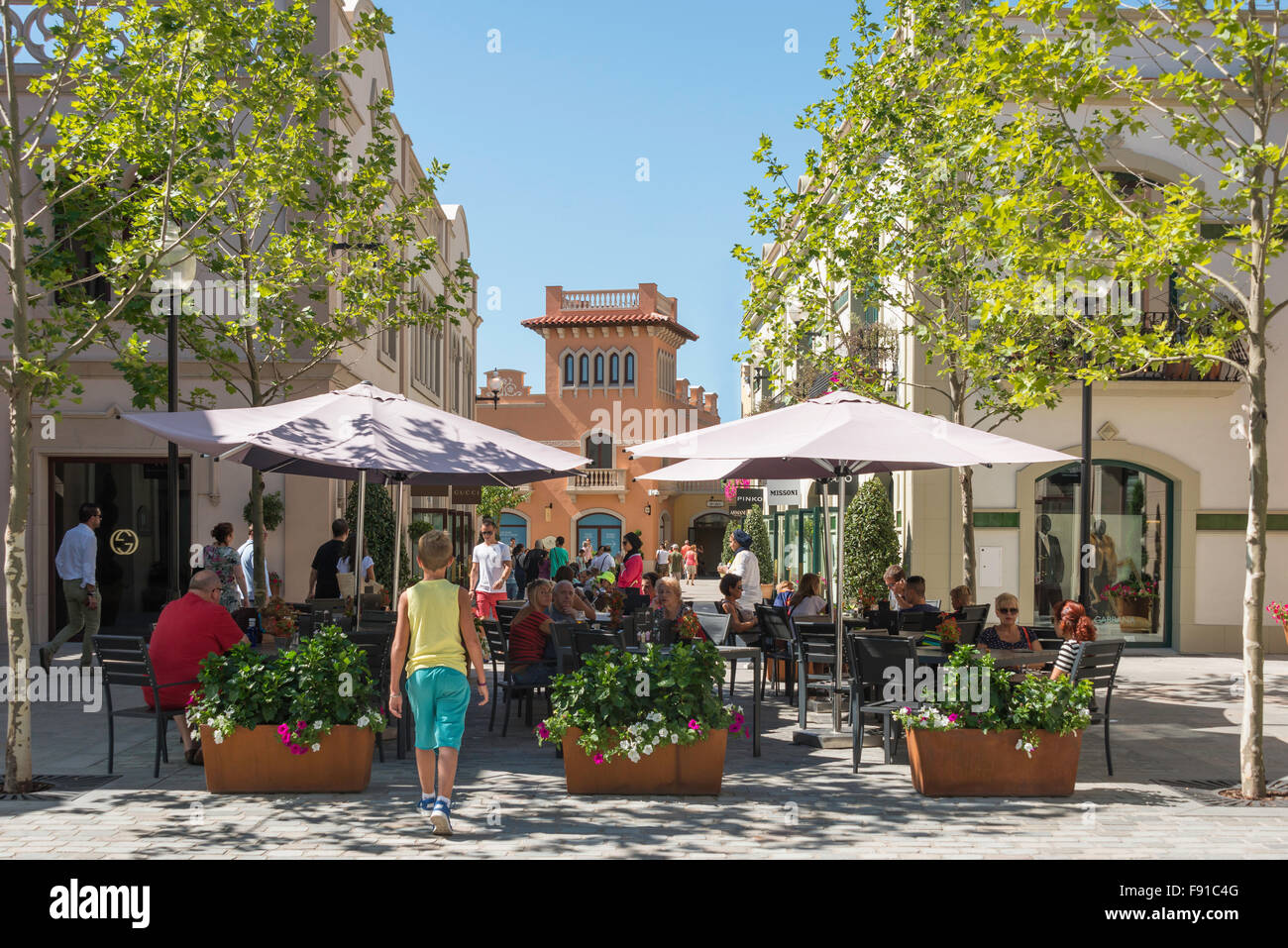 LA ROCA VILLAGE, BARCELONA, SPAIN - MARCH 17, 2018 : shopping mall road of La  Roca Village. View from the outlet shopping mall Stock Photo - Alamy