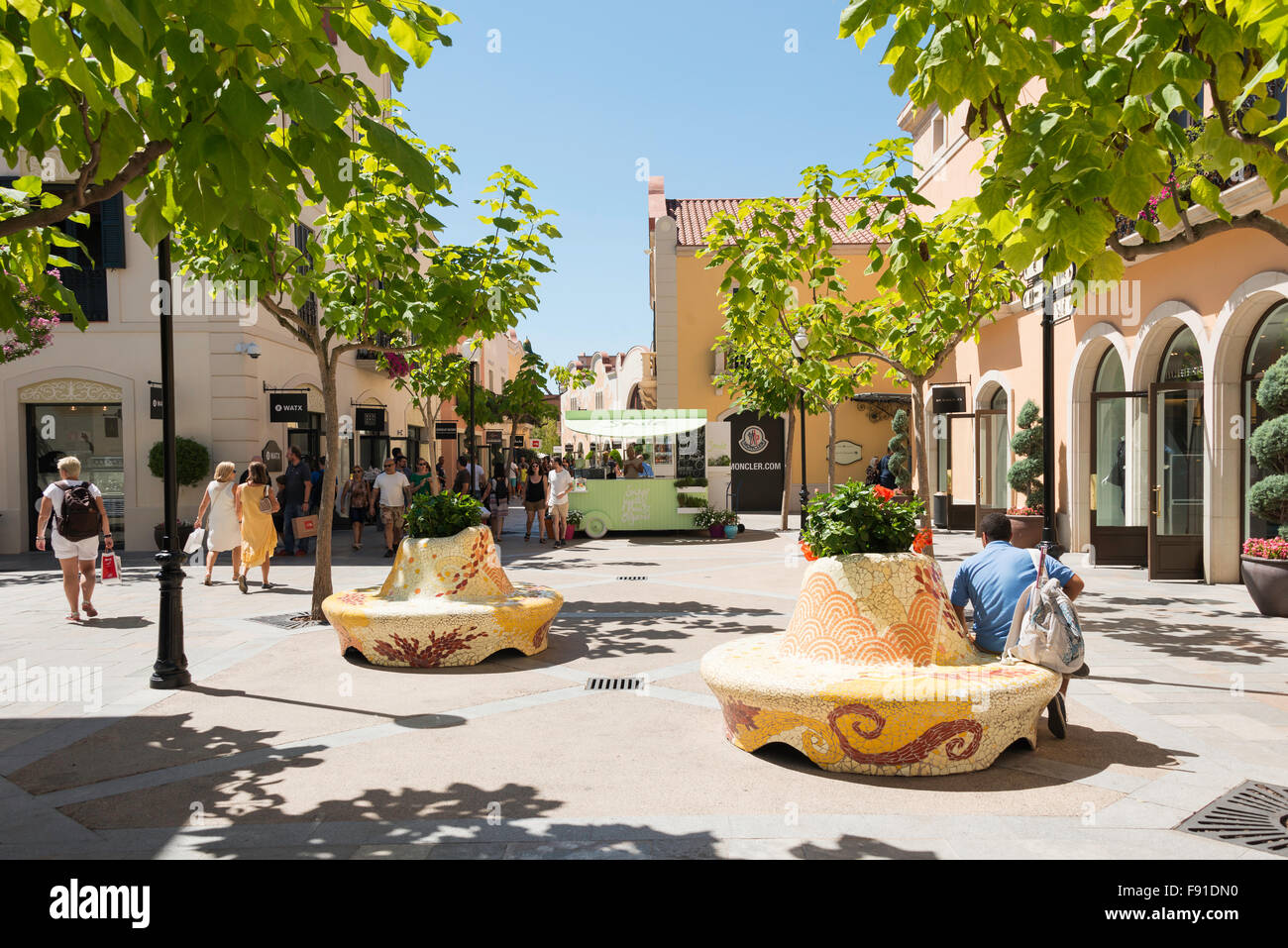 Small square at La Roca Village (Designer Outlet Shopping), La Roca del  Vallès, Barcelona, Province of Barcelona, Catalonia, Spain Stock Photo -  Alamy