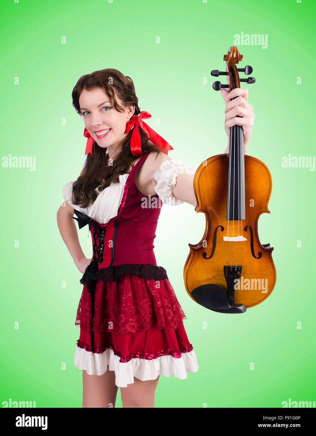 Young woman playing violin against gradient Stock Photo - Alamy