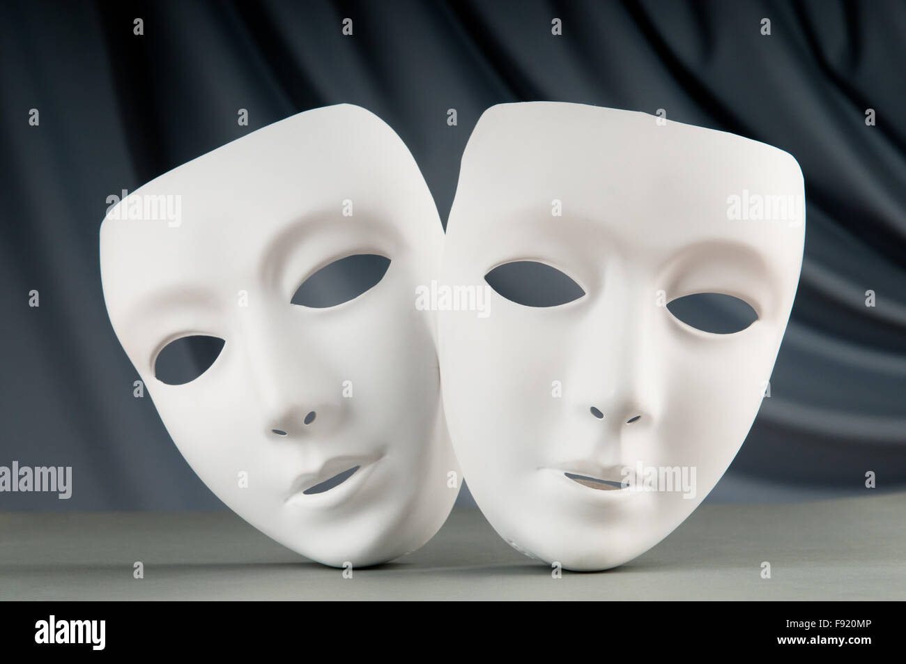 Белая театральная маска. Белая Театральная МАСКАМАСКА. Две белых маски театр. Двуликая Театральная маска.