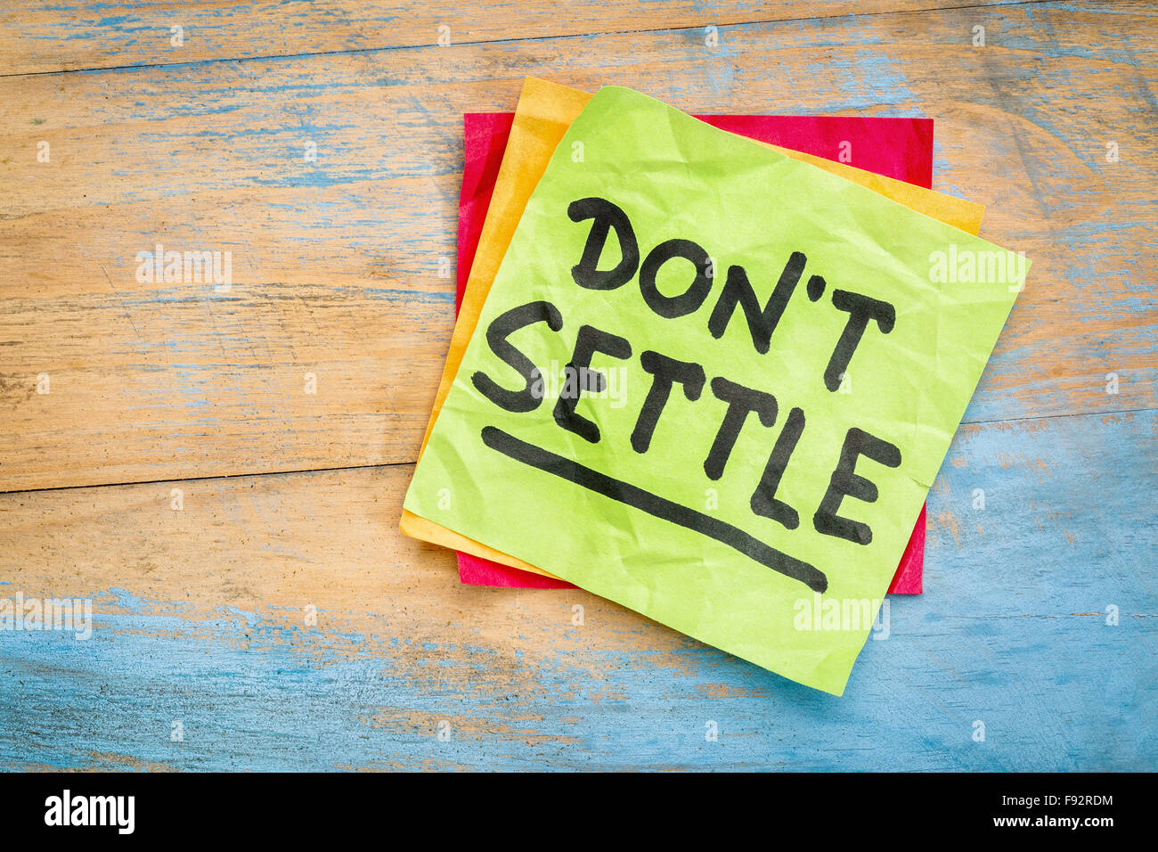 Do not settle - motivational advice or reminder on a sticky note Stock Photo