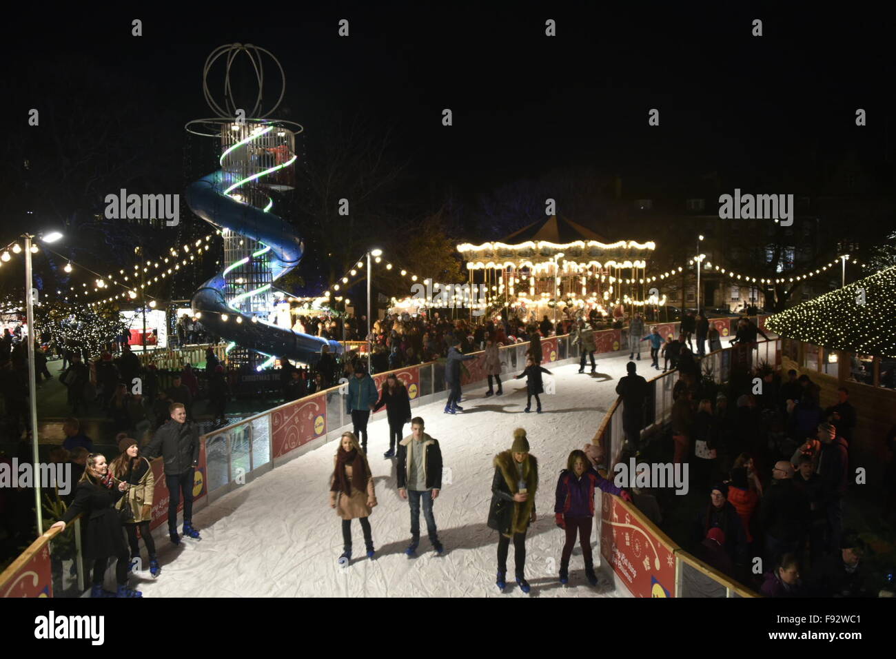 Edinburgh, Scotland, UK. 13th December, 2015. Shoppers throng to the Stock Photo - Alamy