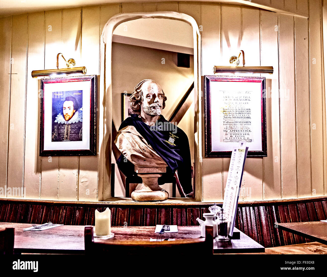 Garrick Inn, Stratford-on-Avon, interior with bust of Shakespeare Stock Photo
