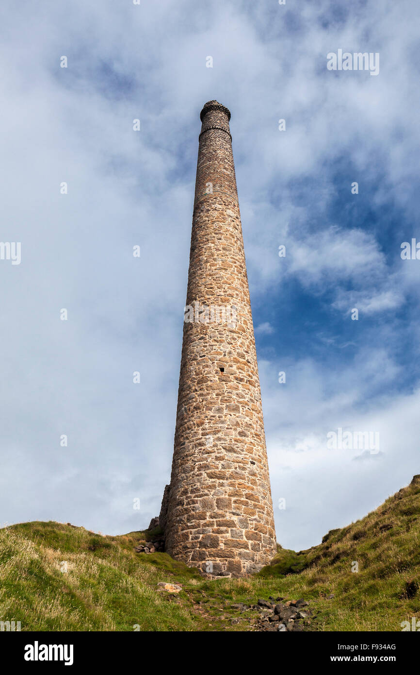 Chimney stack at old mine shaft, Botallack tin mine, Botallack, Cornwall, England, UK Stock Photo