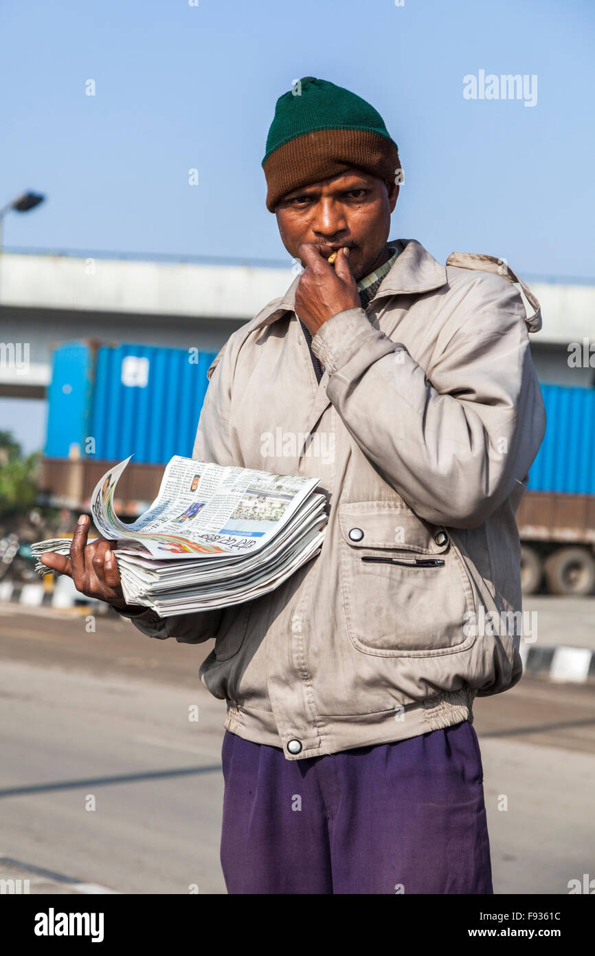 Lifestyle: local Indian man on the roadside selling newspapers to passing cars, Jaipur, Rajasthan, India Stock Photo