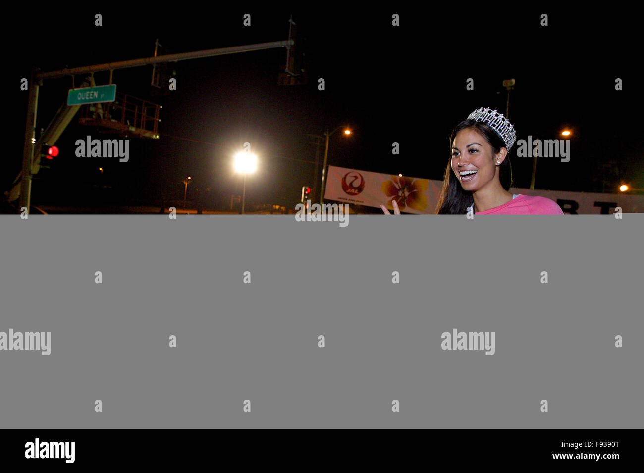 Honolulu, HI, USA. 13th Dec, 2015. Chelsea Hardin waves to the crowd during the 2015 Honolulu Marathon in Honolulu, HI. © csm/Alamy Live News Stock Photo