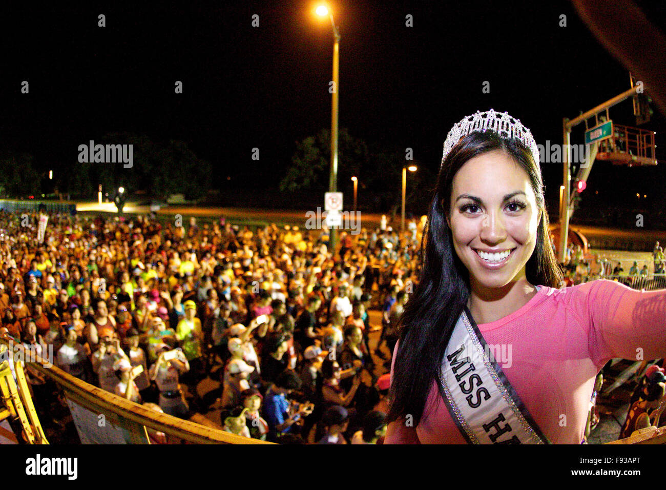 Honolulu, HI, USA. 13th Dec, 2015. Chelsea Hardin does a ''selfie'' during the 2015 Honolulu Marathon in Honolulu, HI. © csm/Alamy Live News Stock Photo