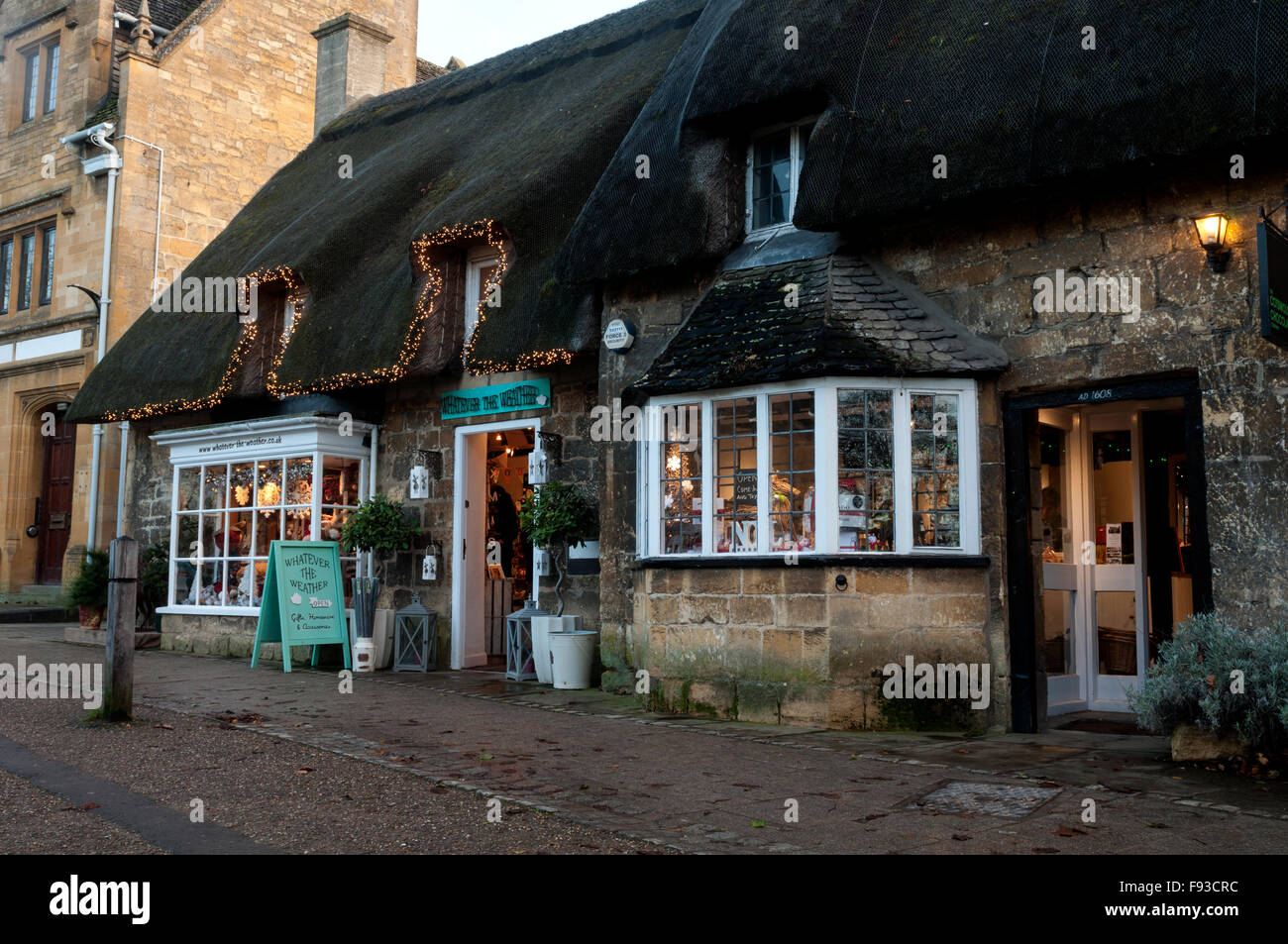 High Street thatched shop, Broadway, Worcestershire, England, UK Stock Photo