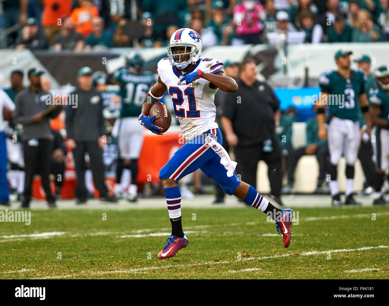 Philadelphia, Pennsylvania, USA. 13th Dec, 2015. Bills' cornerback Leodis McKelvin (21) reacts after making an interception in the second half during NFL action between the Buffalo Bills and the Philadelphia Eagles at Lincoln Financial Field in Philadelphia, Pennsylvania. The Eagles defeated the Bills 23-20. Duncan Williams/CSM/Alamy Live News Stock Photo