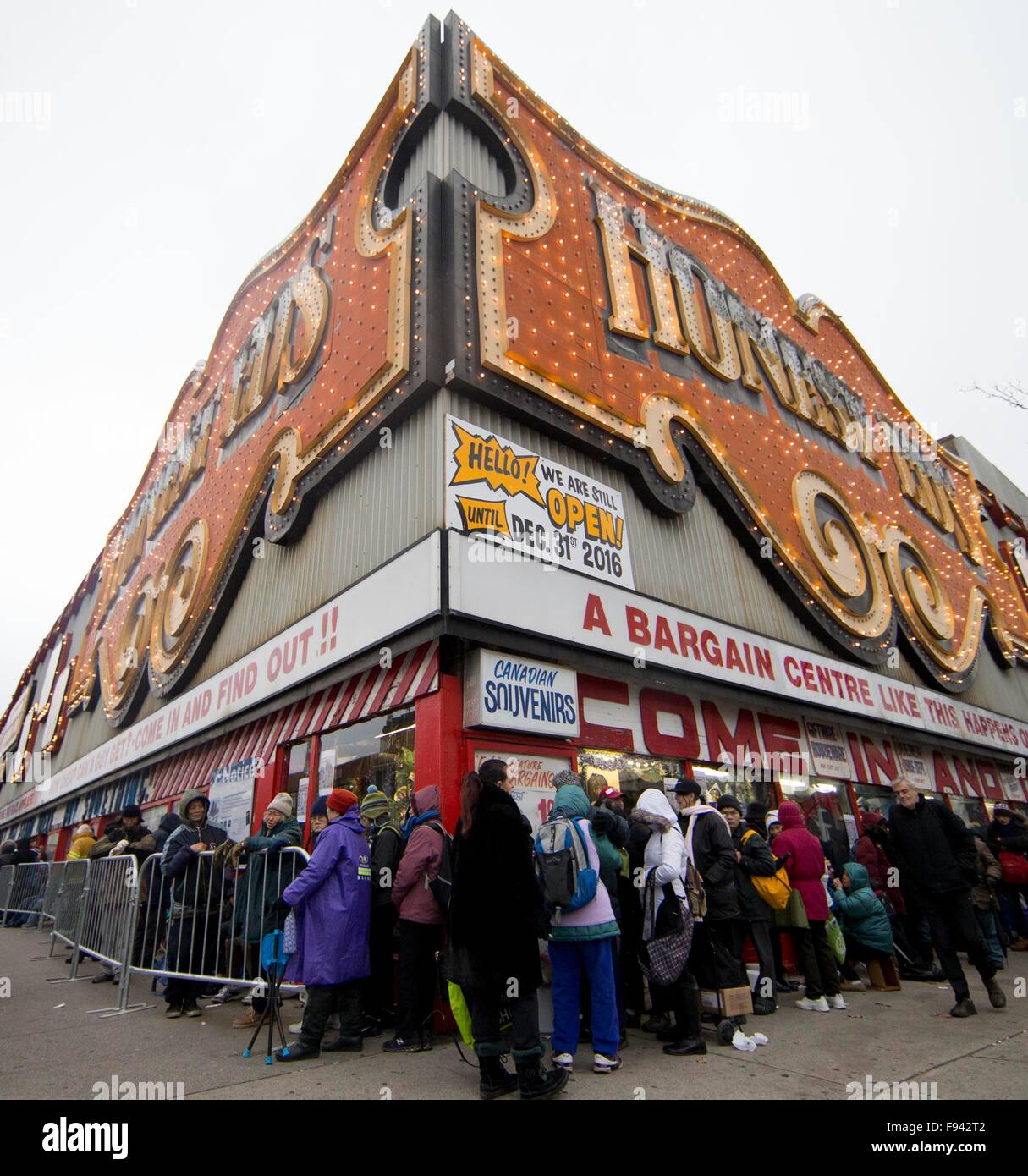 Toronto, Canada. 13th Dec, 2015. People line up for free turkeys at a local store called Honest Ed's during the store's 28th annual Christmas time turkey giveaway event in Toronto, Canada, Dec. 13, 2015. In the last giveaway of this annual event, hundreds of people around the city lined up to get one of about 1,300 free turkeys and fruitcakes from the store on Sunday. © Zou Zheng/Xinhua/Alamy Live News Stock Photo
