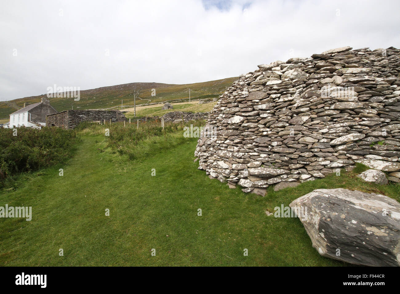 Beehive huts at Fahan on the Dingle Peninsula Stock Photo - Alamy