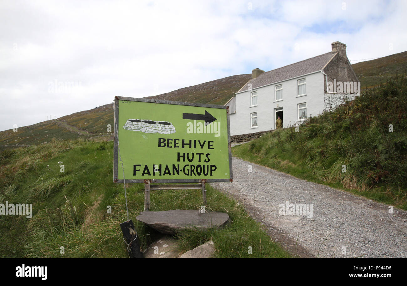 Beehive huts at Fahan on the Dingle Peninsula Stock Photo - Alamy