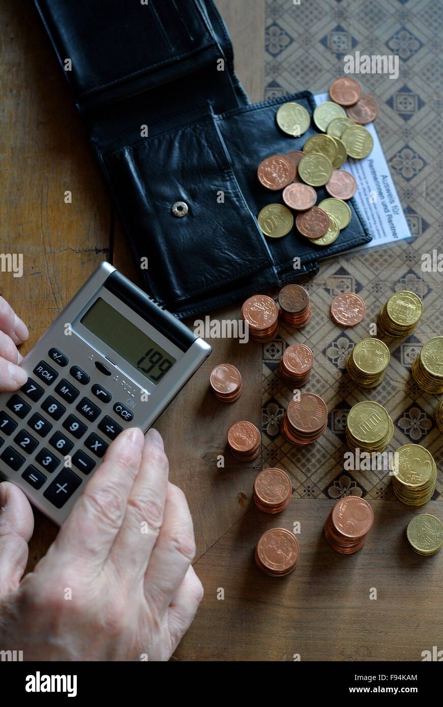 Elderly man counting his money, Germany, city of Osterode, 10. December 2015. Photo: Frank May Stock Photo