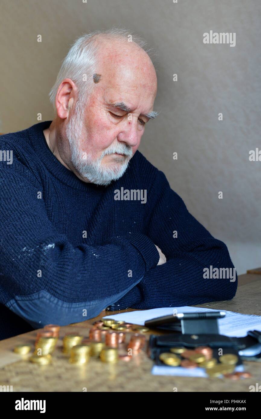 Elderly man counting his money, Germany, city of Osterode, 10. December 2015. Photo: Frank May Stock Photo