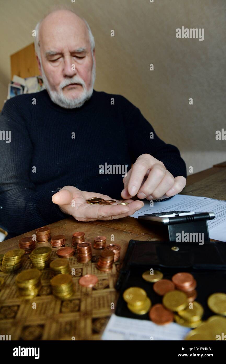 Elderly man counting his money, Germany, city of Osterode, 10. December 2015. Photo: Frank May Stock Photo