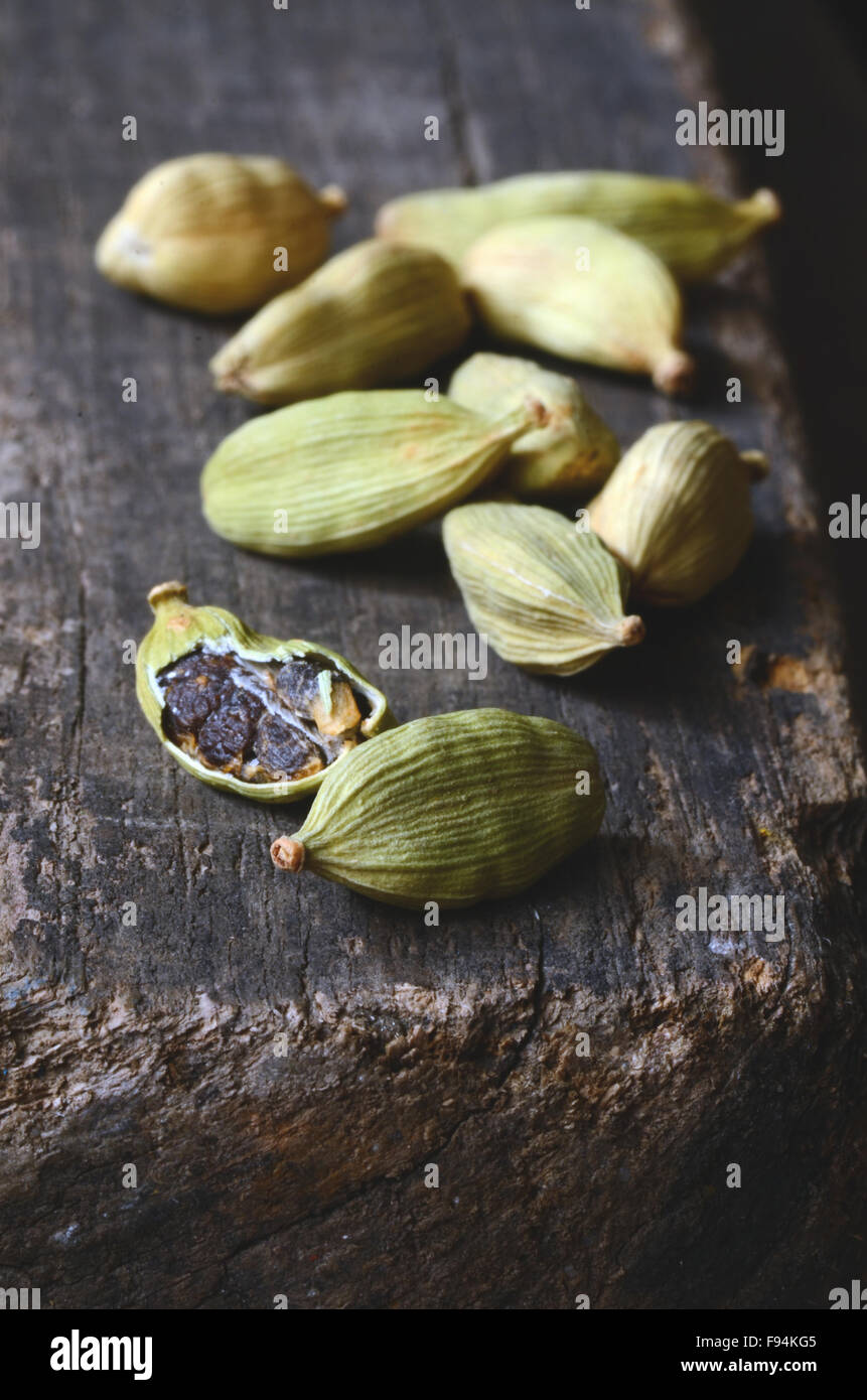 Close up of green cardamon pods indian spice Stock Photo Alamy