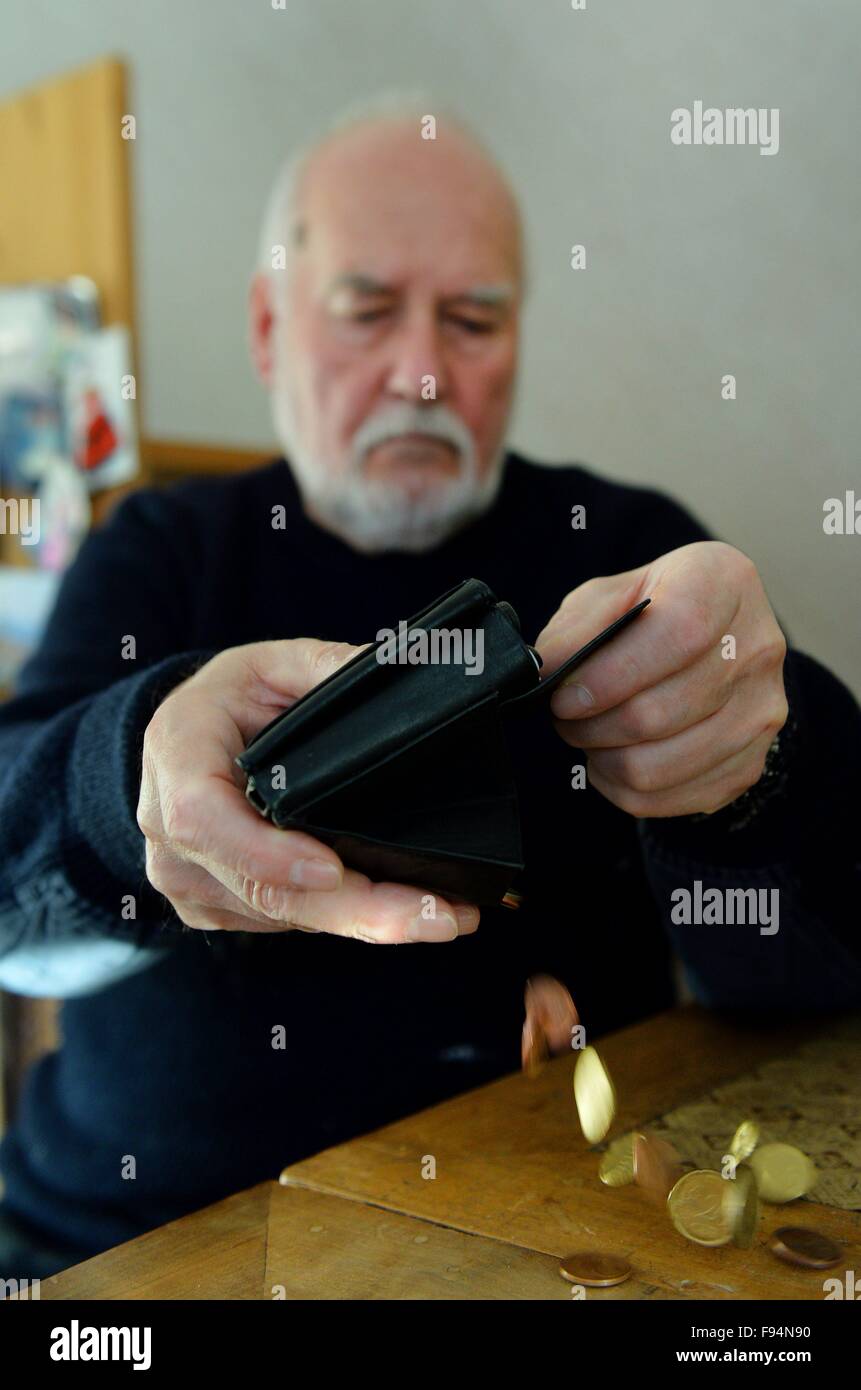 Elderly man counting his money, Germany, city of Osterode, 10. December 2015. Photo: Frank May Stock Photo