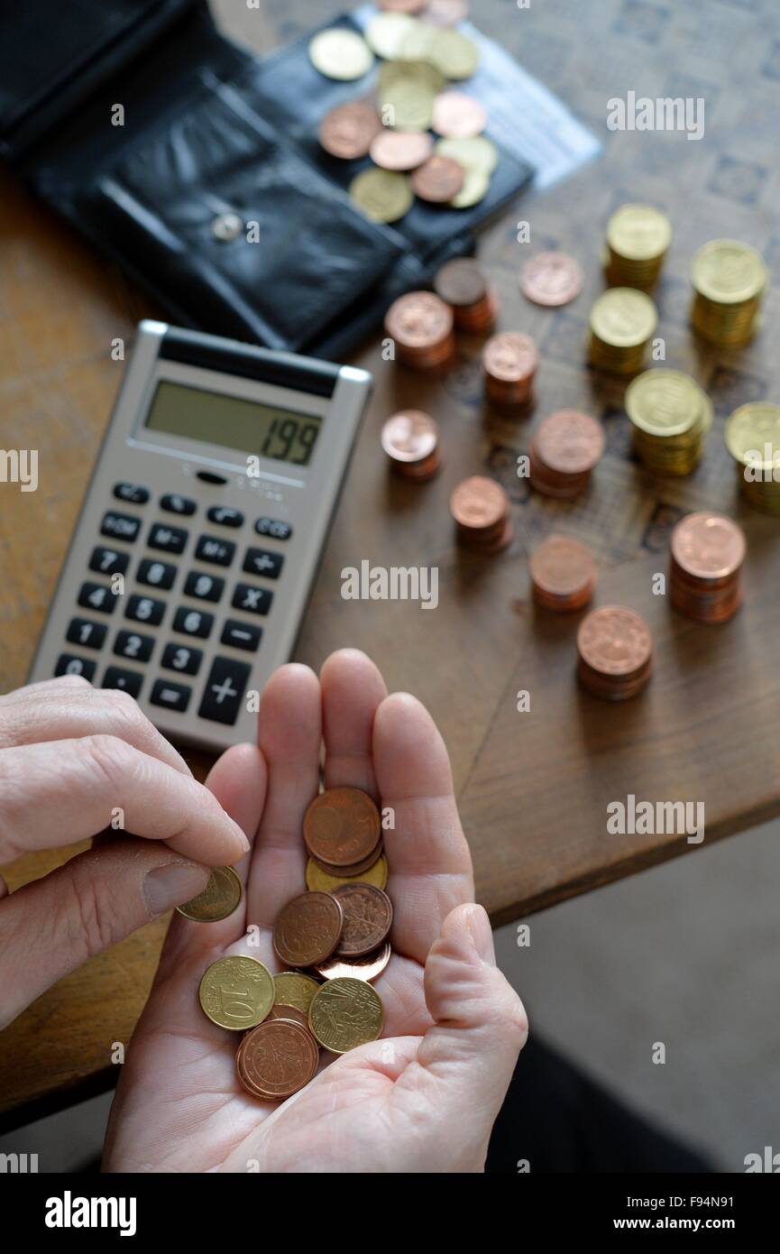 Elderly man counting his money, Germany, city of Osterode, 10. December 2015. Photo: Frank May Stock Photo