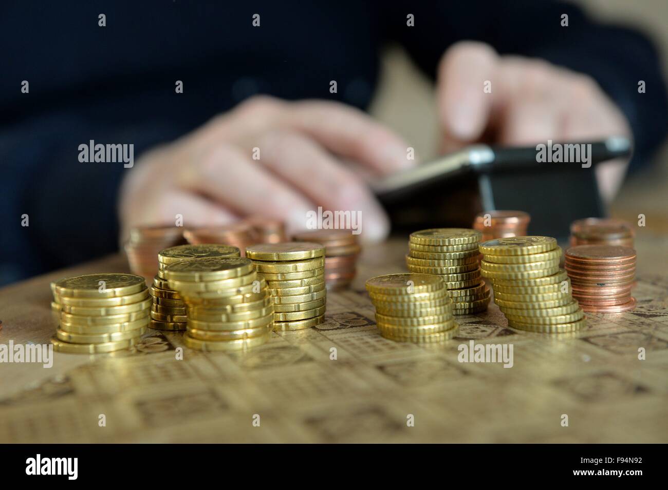 Elderly man counting his money, Germany, city of Osterode, 10. December 2015. Photo: Frank May Stock Photo