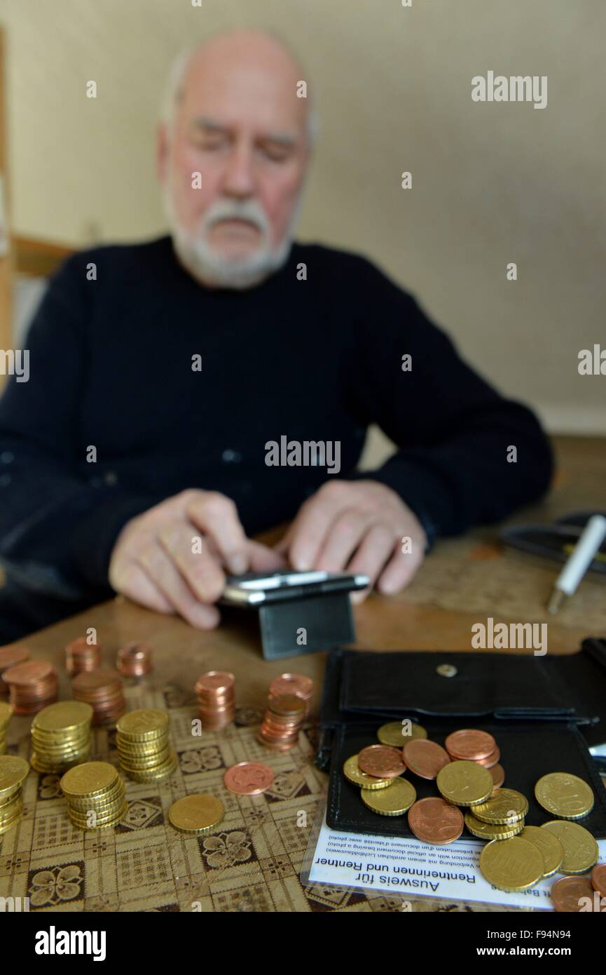 Elderly man counting his money, Germany, city of Osterode, 10. December 2015. Photo: Frank May Stock Photo