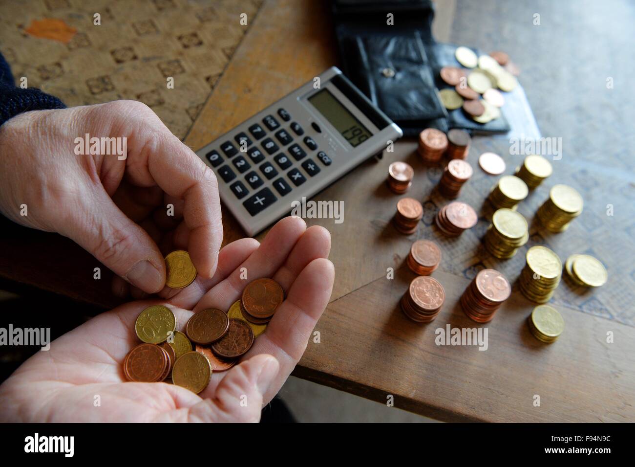 Elderly man counting his money, Germany, city of Osterode, 10. December 2015. Photo: Frank May Stock Photo