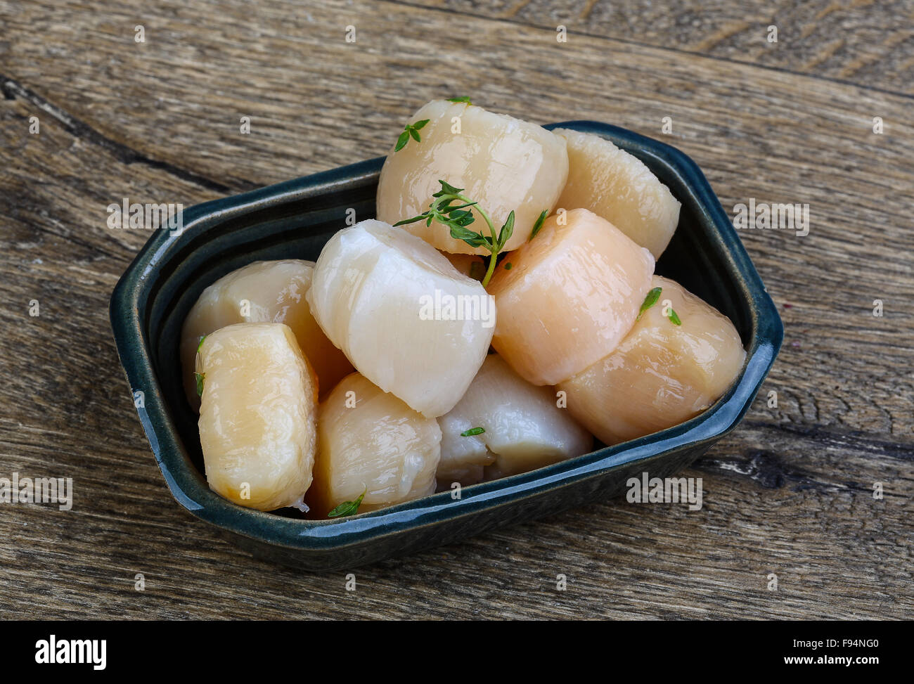 Raw scallops with thyme ready for cooking Stock Photo Alamy
