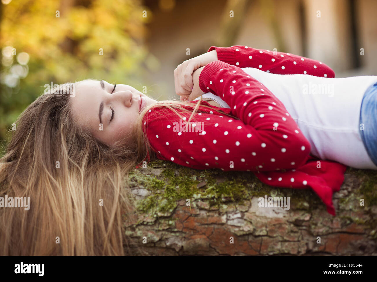 Outdoor portrait of beautiful young girl smiling Stock Photo - Alamy
