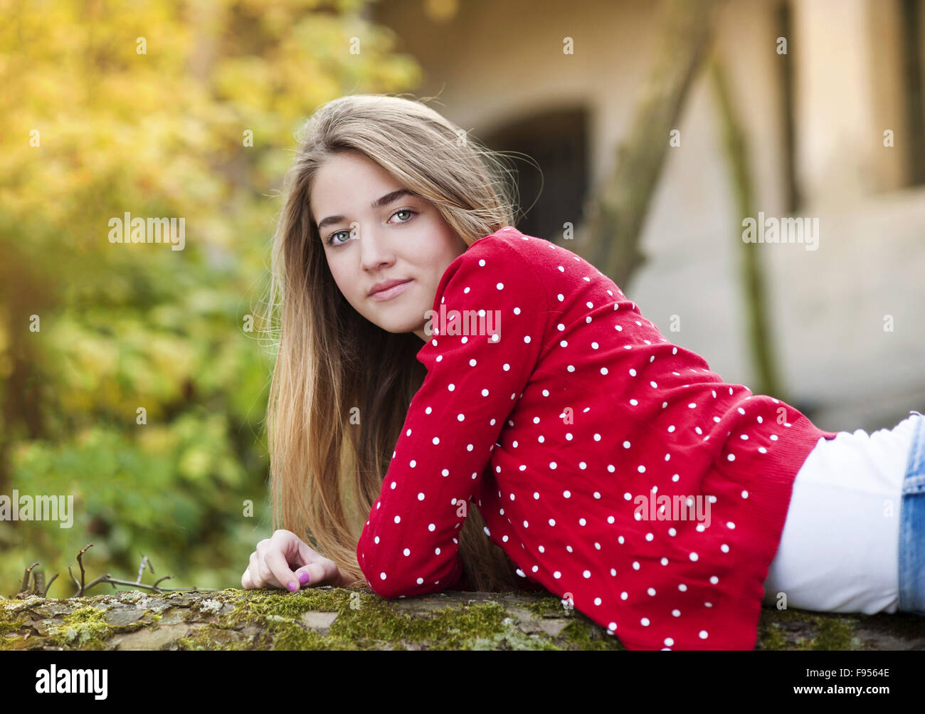 Outdoor portrait of beautiful young girl smiling Stock Photo - Alamy