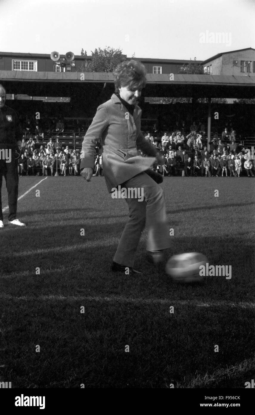 Bei einem Fussballspiel des HSV, Deutschland 1969 Footballmatch of