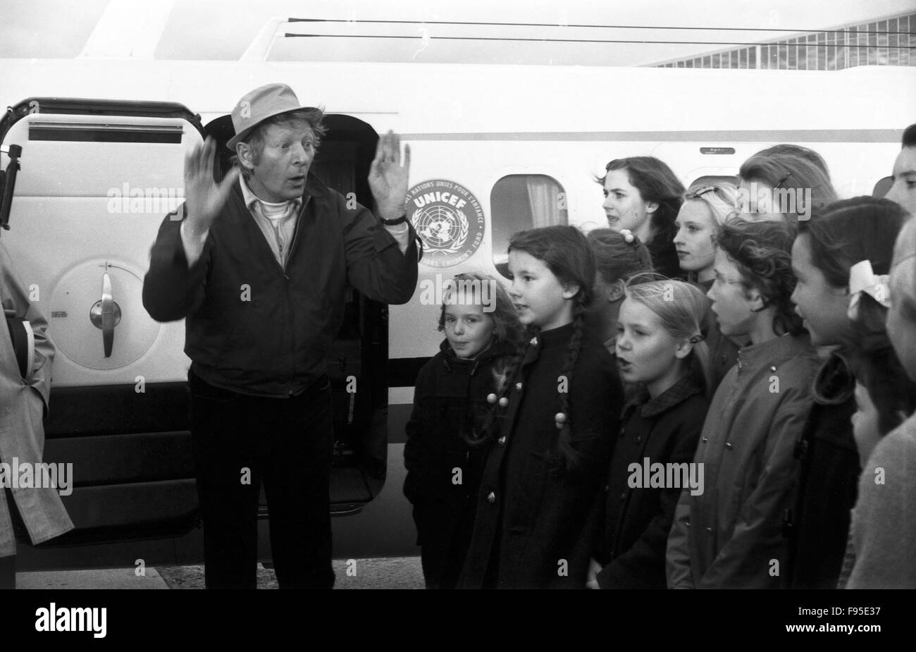 Der US-amerikanische Schauspieler, Komiker und Sänger Danny Kaye dei der Ankunft am Flughafen, Deutschland 1968. The US american actor, singer and comedian Danny Kaye on arrival at the airport, Germany 1968. Stock Photo