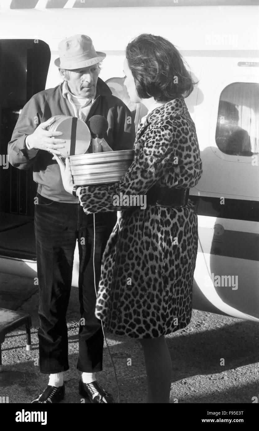 Der US-amerikanische Schauspieler, Komiker und Sänger Danny Kaye dei der Ankunft am Flughafen, Deutschland 1968. The US american actor, singer and comedian Danny Kaye on arrival at the airport, Germany 1968. Stock Photo