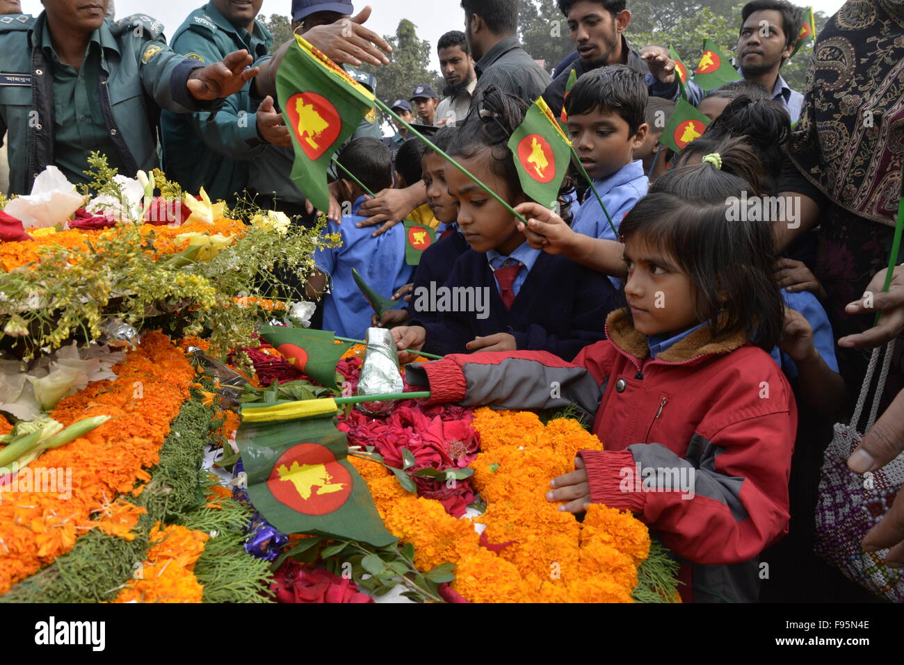 Dhaka, Bangladesh. 14th Dec, 2015. Bangladeshis is paying homage to the ...
