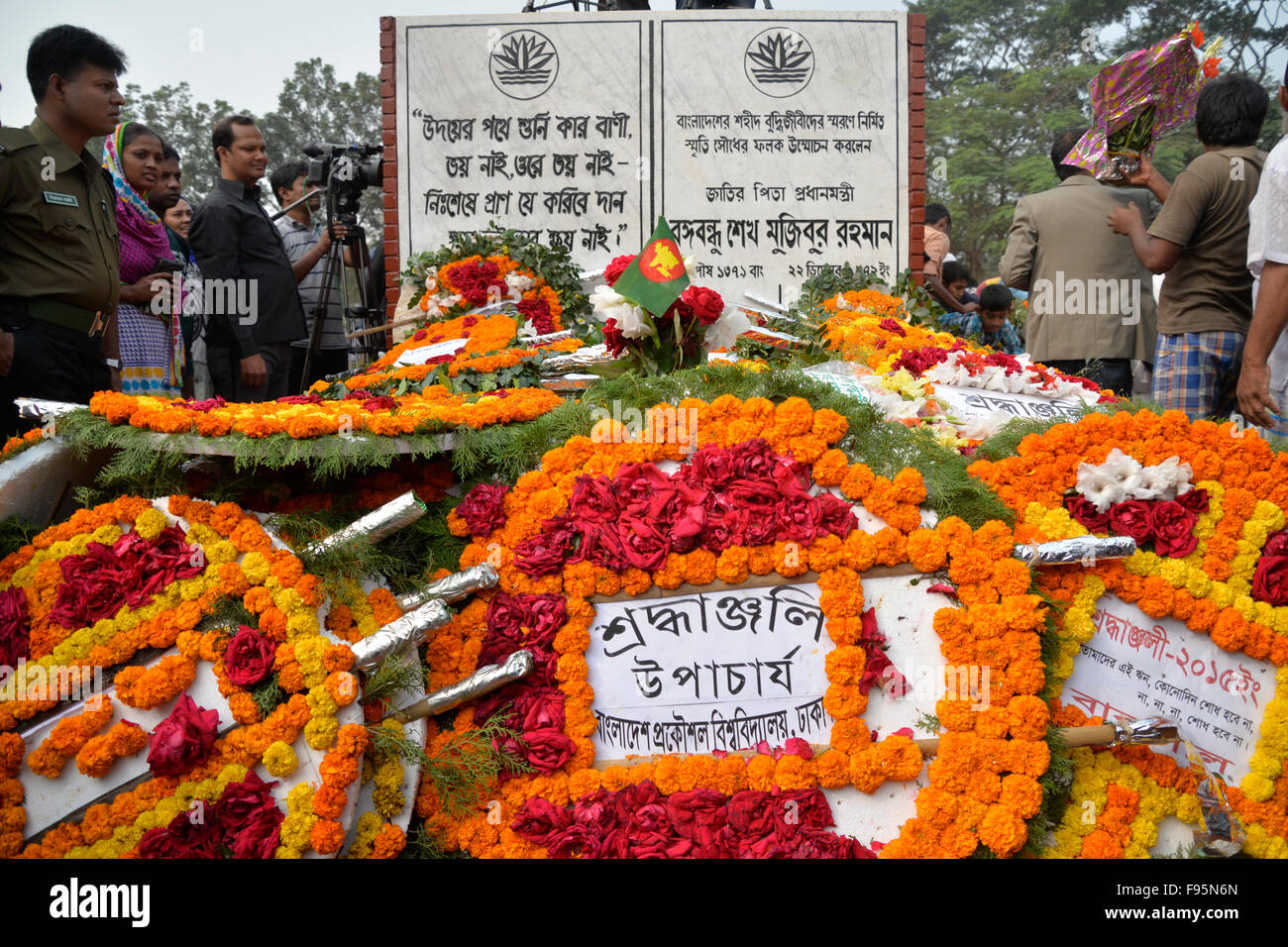 Dhaka, Bangladesh. 14th Dec, 2015. Bangladeshis is paying homage to the ...