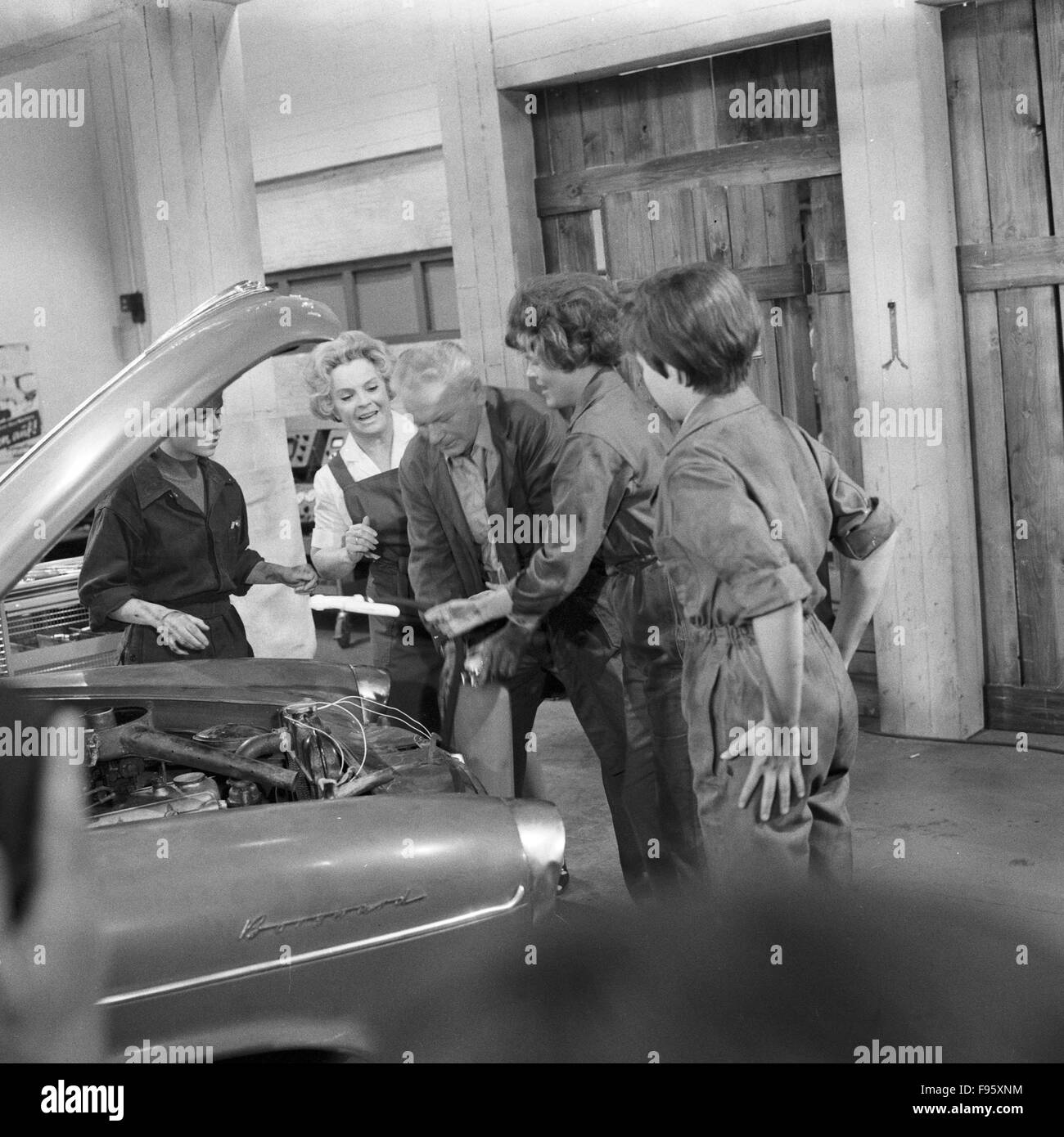 4 Frauen im Hause, Fortsetzung von 3 Frauen im Hause, Familienserie, Deutschland 1968, Regie: Hermann Leitner, Darsteller: Magda Schneider Stock Photo