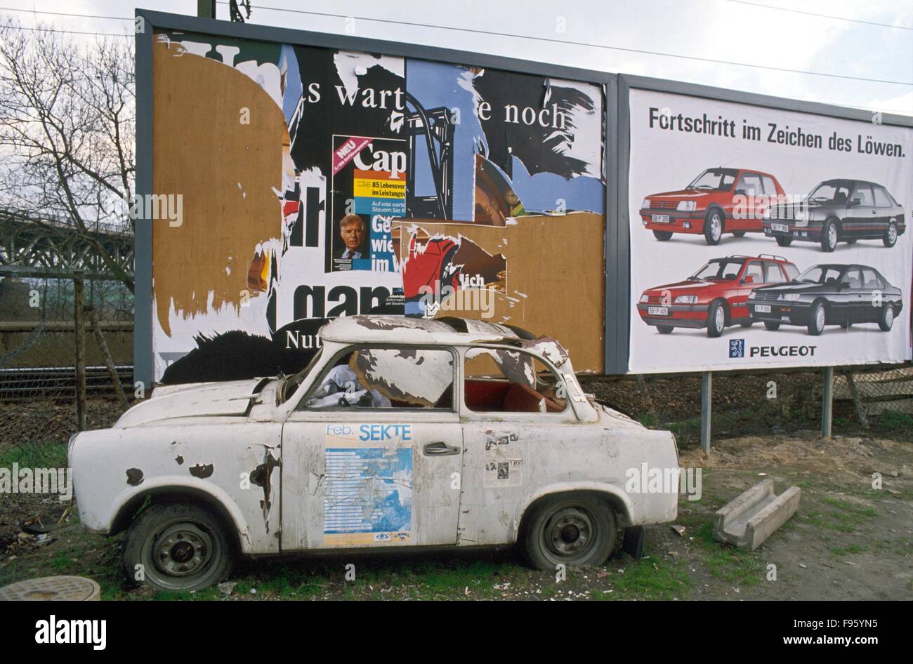 Allemagne, Berlin : Trabant 601 (voiture) dans une rue de la ville Photo  Stock - Alamy