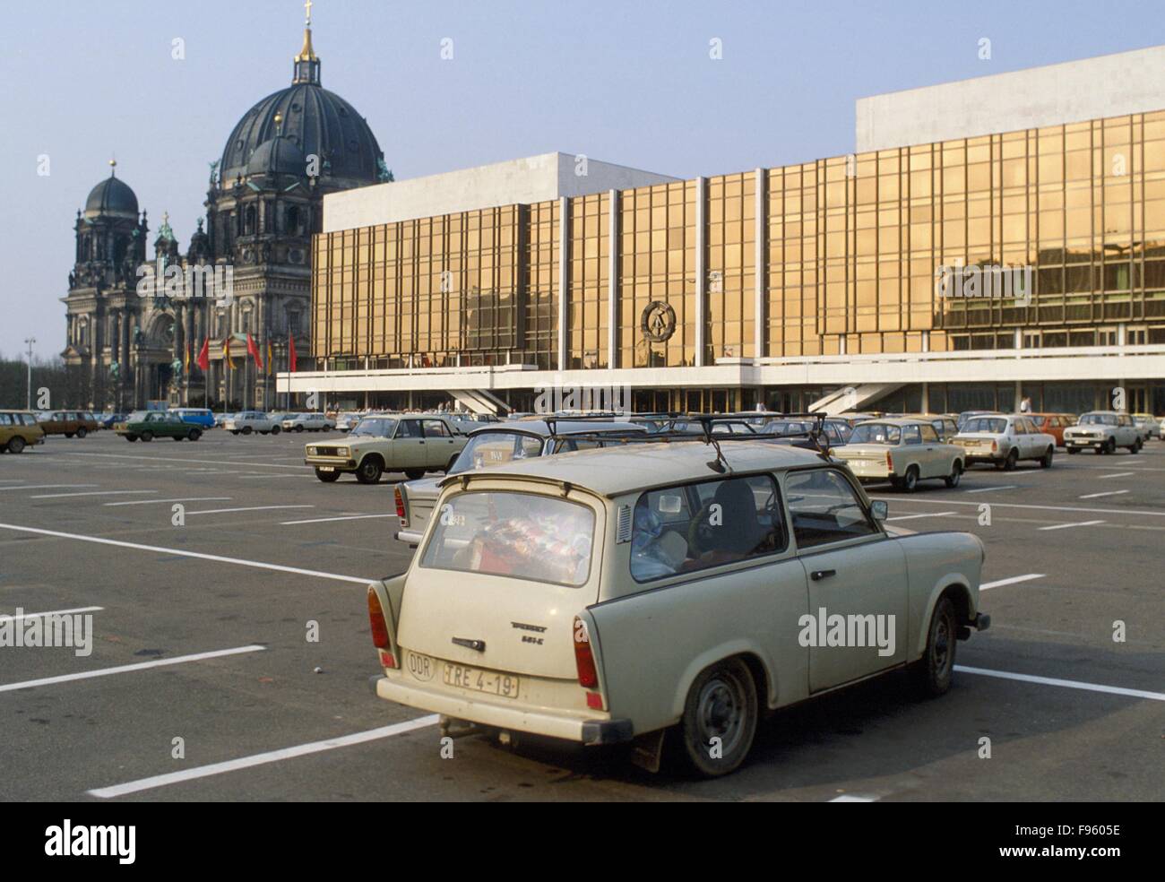 Berlin 1986, Trabant car in front of the DDR Parliament building Stock Photo