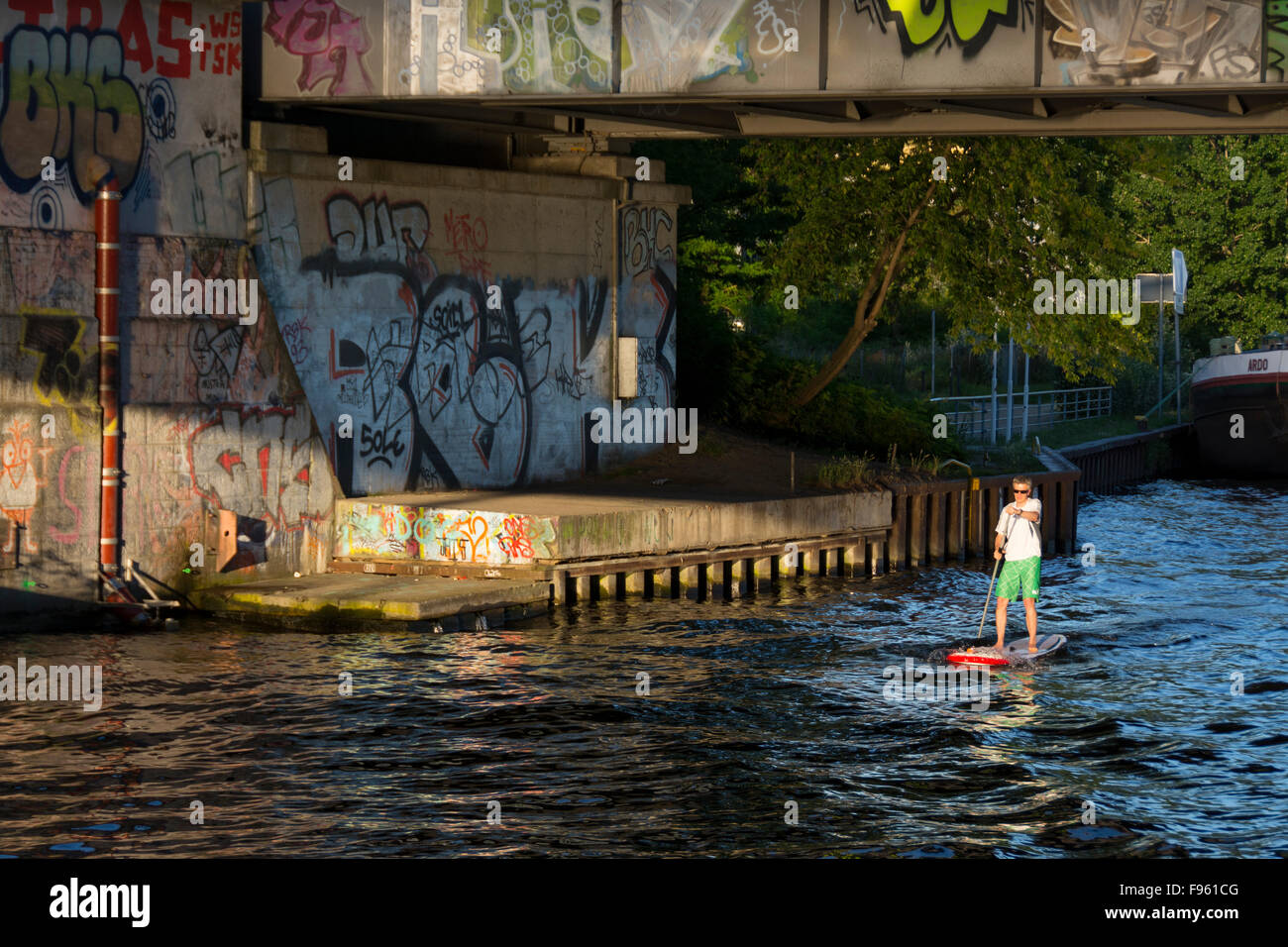 Stand up paddleboarding hires stock photography and images Alamy