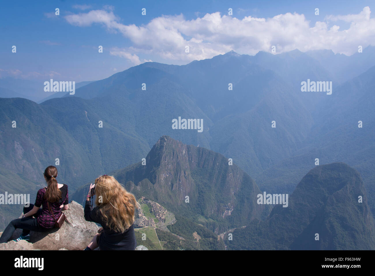Travellers at the high vantage point of Montana Machu Picchu, Peru Stock Photo