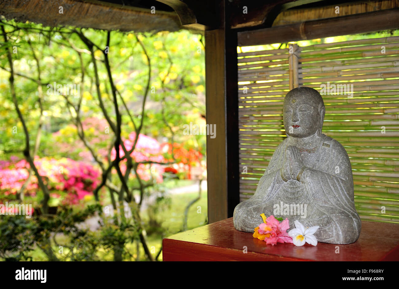 Japanese garden statue hires stock photography and images Alamy